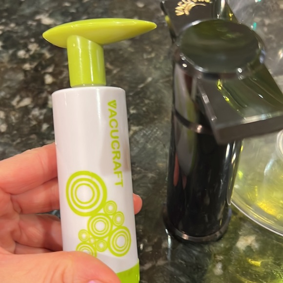 Vacuvin and Vacucraft valves and vacucraft 2.11 qt.  Container ❤️👌 - Picture 3 of 6